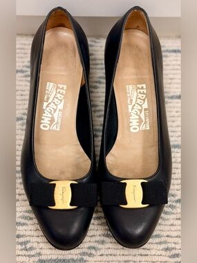 SALVATORE FERRAGAMO Vintage Classic Black Vara Icon Leather Bow Pumps - 6